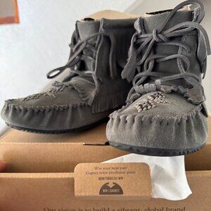 Brand New in Box Manitobah Harvester Suede Moccasin